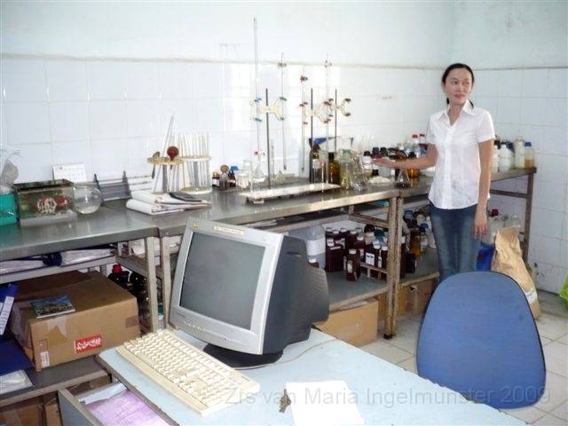 0163 het laboratorium van de fabriek.JPG